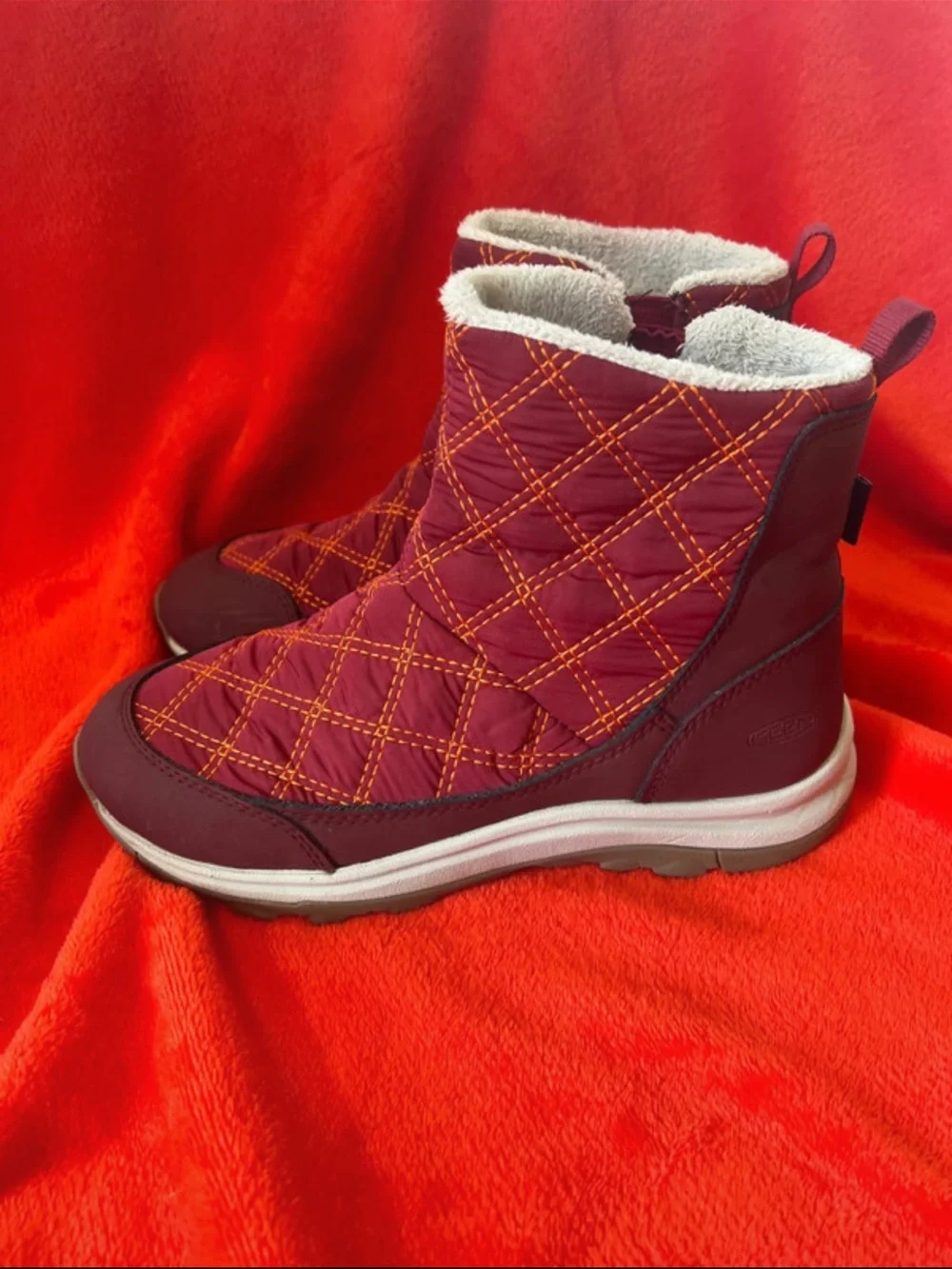 Keen Women's Quilted Burgundy Ankle Winter Pull on Boots like new